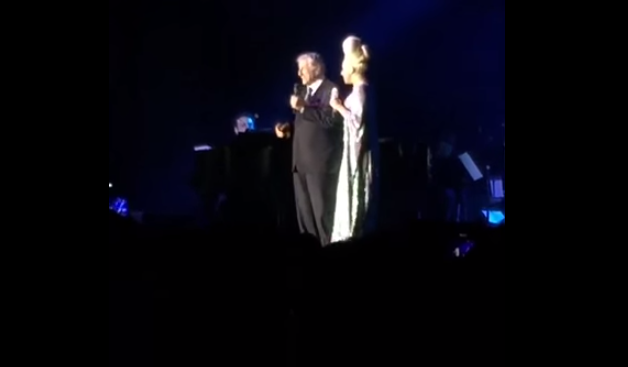 Lady Gaga cade sul palco mentre canta Anything Goes [video]