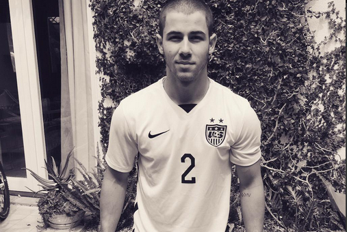 Nick Jonas, duetto con Ariana Grande? E nega una reunion con i Jonas Brothers