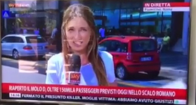 Sky Tg24, l’inviata Lavinia Orefici in confusione “per colpa di un’ape” (VIDEO)