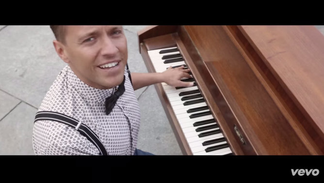 Matthew Lee, E’ tempo d’altri tempi: testo e video ufficiale