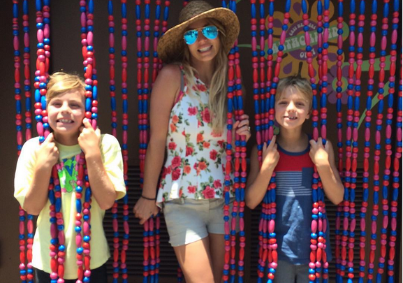 Britney Spears si omaggia e ricrea la cover di Oops I did it again insieme ai figli [foto]