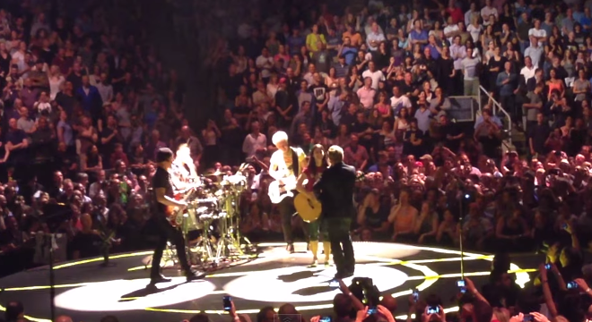 U2 invitano fan sul palco e le fanno suonare la chitarra durante il concerto [video]