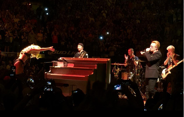 Lady Gaga, Ordinary Love con gli U2 in concerto [video]