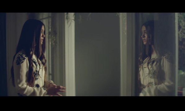Jasmine Thompson, Adore: testo, traduzione e video ufficiale