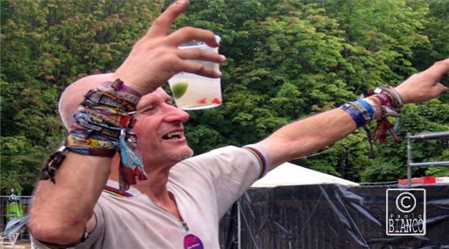 Braccialetti dei festival: non dovreste indossarli come souvenir…
