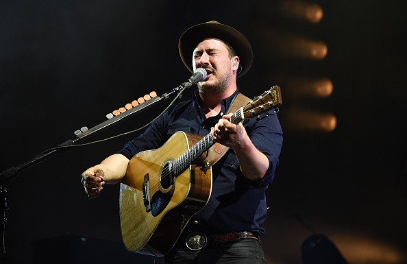 Mumford & Sons, Marcus Mumford ferisce una fan? (video)