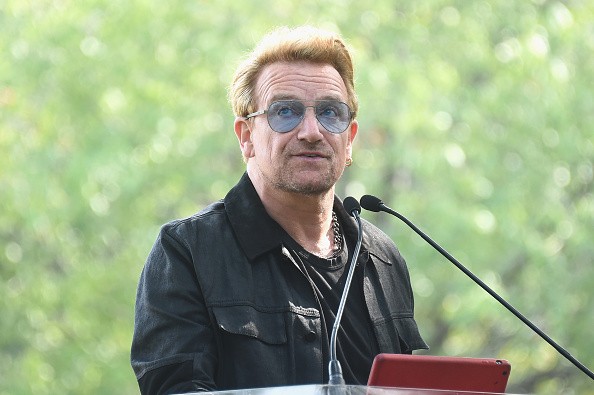 Bono ringrazia i soccorritori del suo incidente in bici ma per una di loro piovono fischi [video]