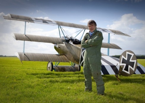 Bruce Dickinson, paura nei cieli: atterraggio d’emergenza mentre pilota il Fokker d’epoca