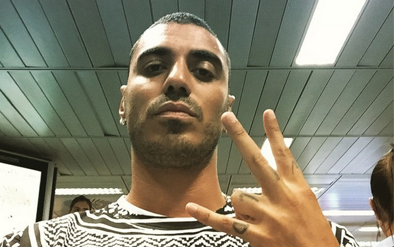Marracash ‘sfonda’ il palco a Cagliari: la caduta (VIDEO)
