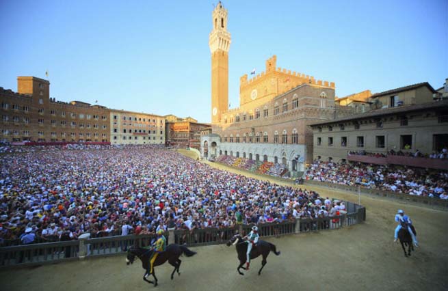 Palio di Siena 2015, la corsa dell’Assunta in diretta su Rai 2