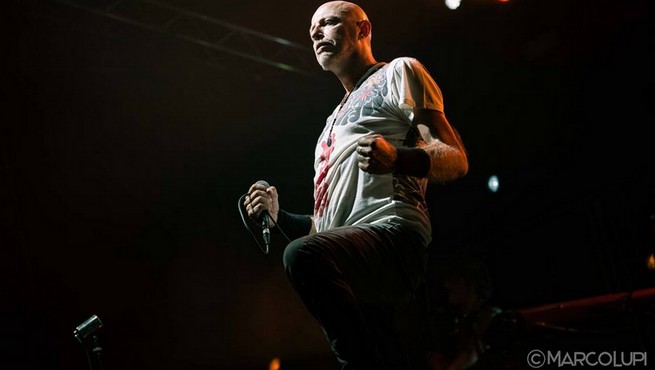 Negrita in concerto a Gubbio: “Chi non canta è ternano” (VIDEO). Pau poi si scusa