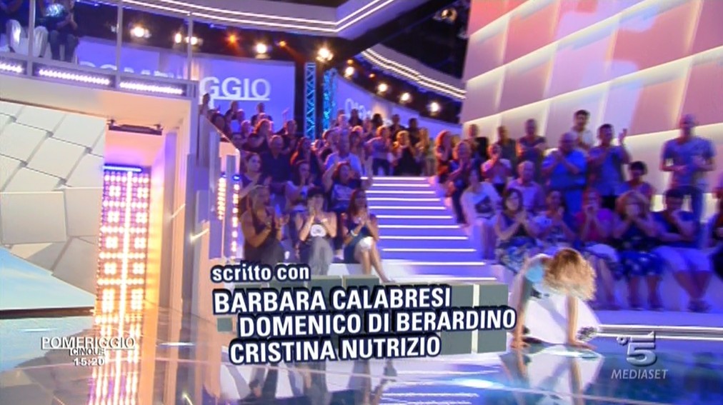 Pomeriggio Cinque, Barbara d’Urso cade in diretta (FOTO)