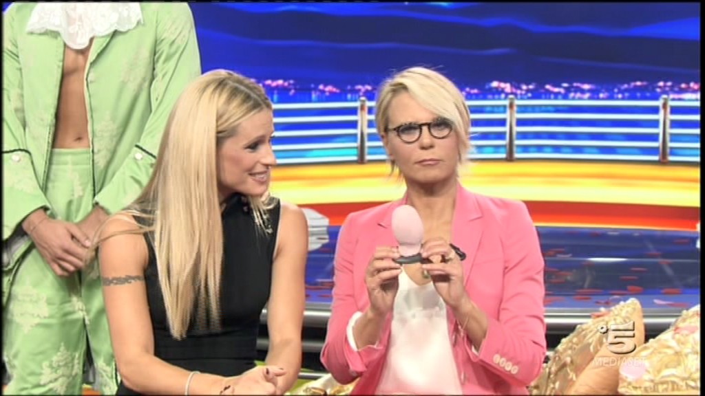 Striscia la notizia: Maria De Filippi pesce fuor d’acqua ma spezza la liturgia del tg satirico, finito troppo tardi