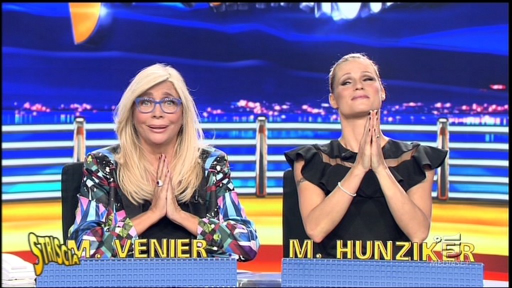 Striscia la notizia, Mara Venier caciarona ingabbiata dal format e dalla mancanza della diretta