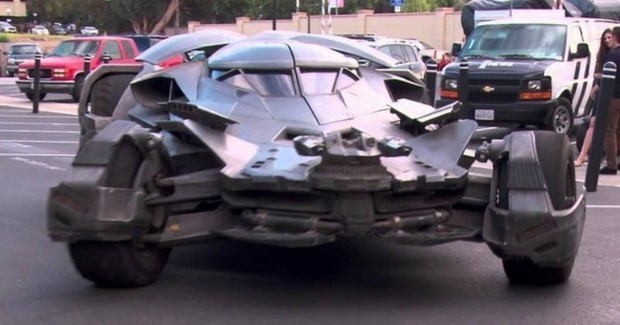 Batman v Superman: video con la nuova Batmobile in mostra per un tour ai Warner Bros. Studio