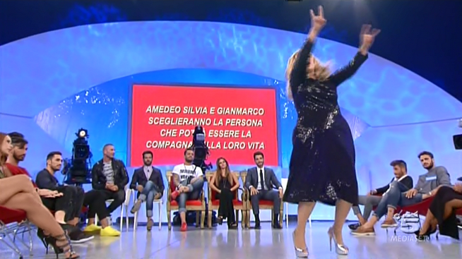 Uomini e donne: il tronista Gianmarco le dà della “gallina”, Tina Cipollari: “Mi fai schifo”
