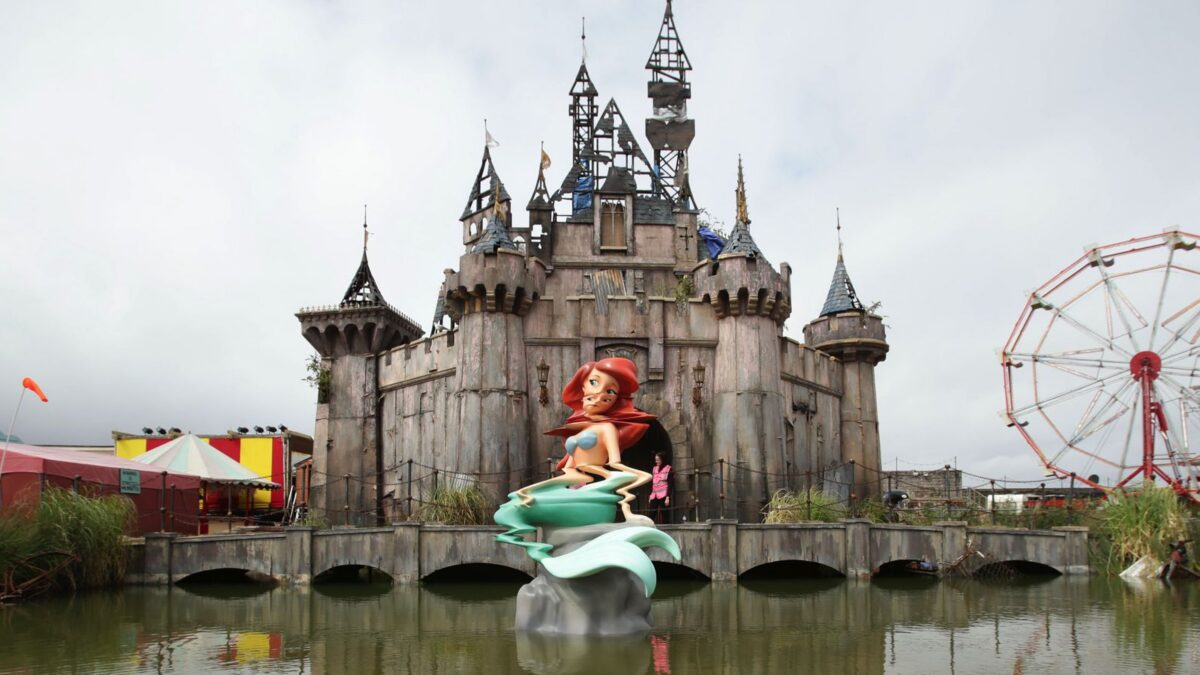 Dismaland – La giostra crudele di Banksy, su Sky Arte un viaggio esclusivo nel suo ‘luna park’