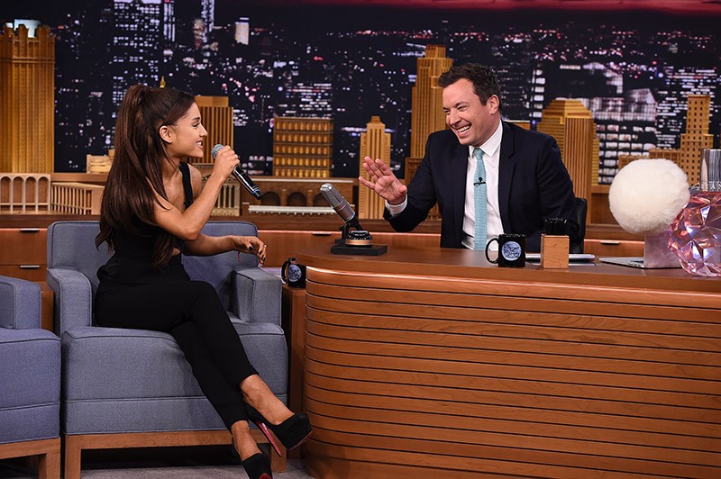 Ariana Grande imita Britney Spears, Christina Aguilera e Celine Dion da Jimmy Fallon (Video)