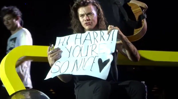 One Direction, Harry Styles corregge l’errore di una fan e autografa il cartellone [video]