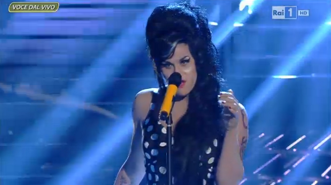 Tale e quale show, Karima Ammar riceve i complimenti della mamma di Amy Winehouse