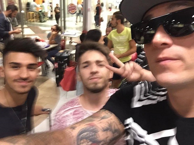 Guè Pequeno attaccato da Matt e Bise per un selfie, il rapper replica