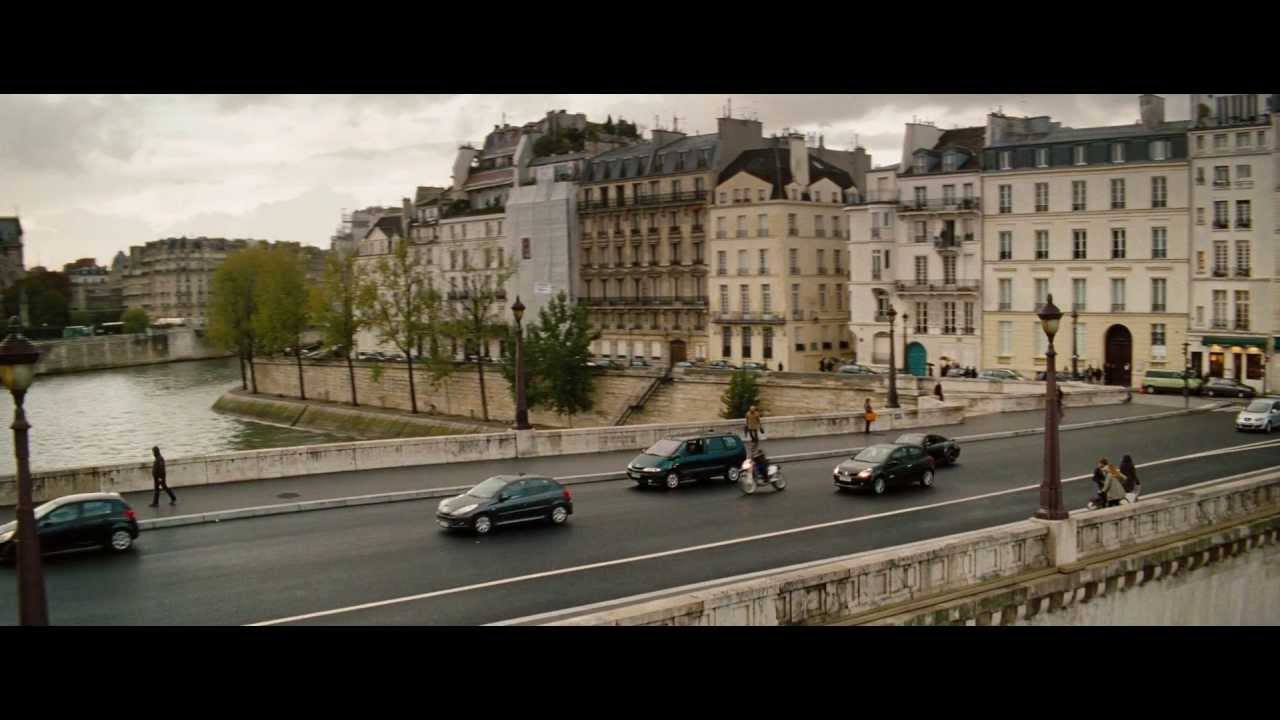 RED 2 – Scena in italiano “Inseguimento per le strade di Parigi”
