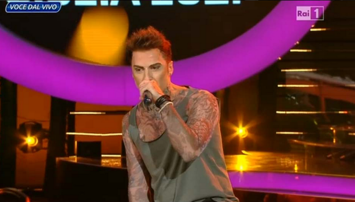 Tale e Quale Show 2015, Fedez deriso per i tatuaggi. Lui twitta: “Vergognatevi”