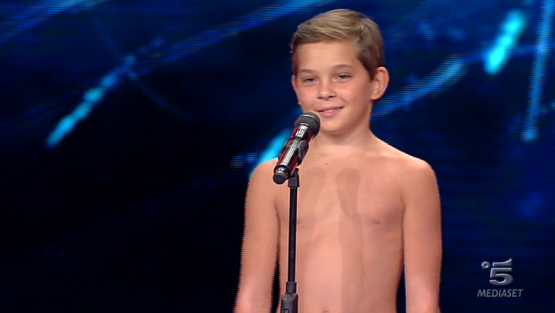 Tu sì que vales, il bambino ballerino Davis piange con Maria De Filippi (foto)