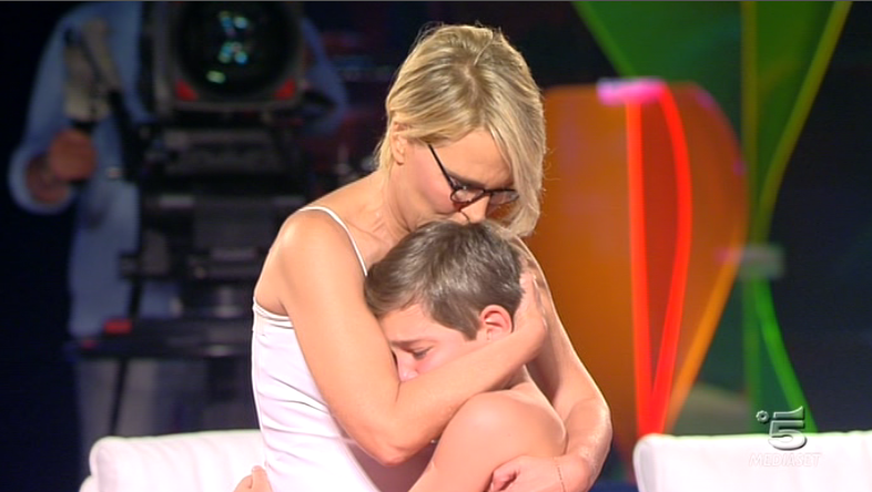 Tu sì que vales, Maria De Filippi sfodera Piccoli Giganti (che piangono) contro Ti lascio una canzone