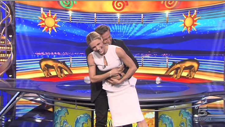Striscia la notizia, il debutto di Christian De Sica con Michelle Hunziker (foto)
