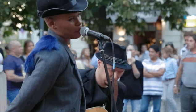 X Factor 2015, Skin canta per le vie di Milano [video]