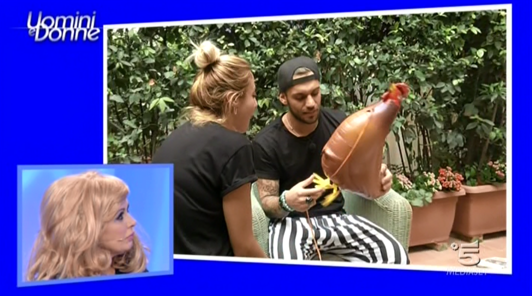 Uomini e donne, lite Tina-Gianmarco tra galline e corna