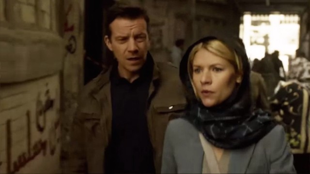“Homeland è razzista”: in onda i graffiti contro il telefilm. Lo showrunner: “Sovversivi come noi”