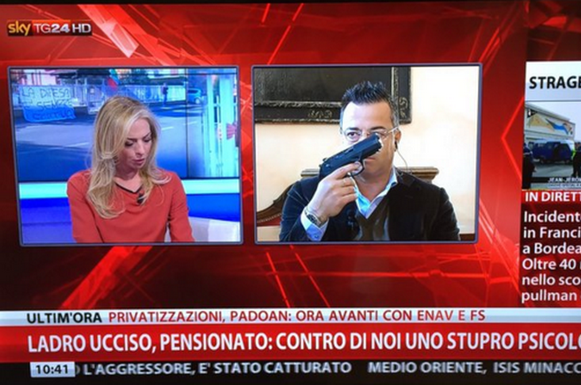Sky Tg24, il leghista Buonanno con la pistola (Video e foto). Varetto: “Inaccettabile”