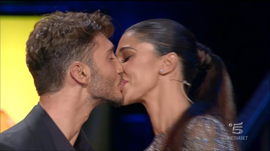 Tu si que vales, puntata 17 ottobre 2015 con Stefano de Martino: esibizioni e concorrenti promossi
