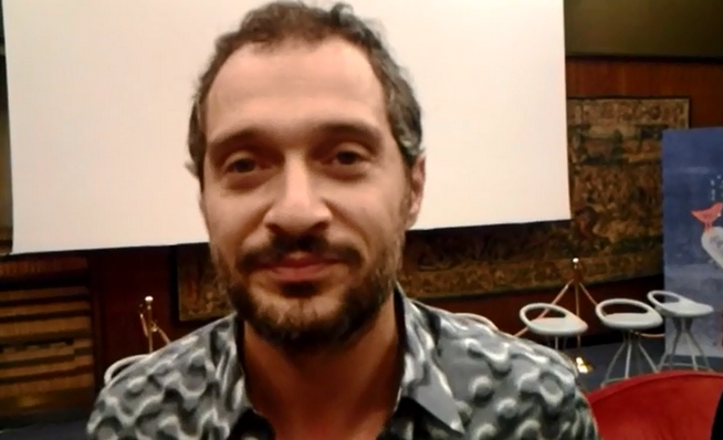 Claudio Santamaria a Blogo: “Ero spaventato dalle serie tv. È arrivata la felicità commedia all’italiana” (VIDEO)