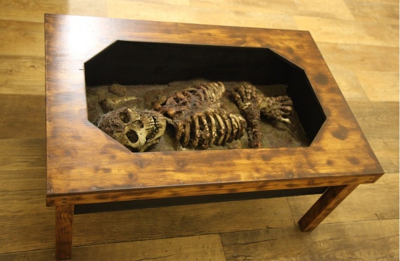 Halloween gadget: il tavolo horror con scheletro dissotterrato