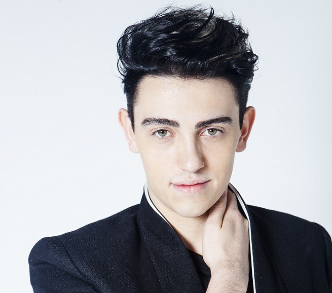 Michele Bravi a Blogo: “I hate music ma sono tornato ad amare la musica, ho voglia di essere più coraggioso”