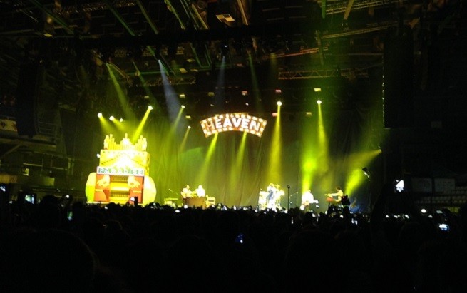 Mika, concerto a Firenze: risponde con la “tolleranza” agli insulti omofobi (video)