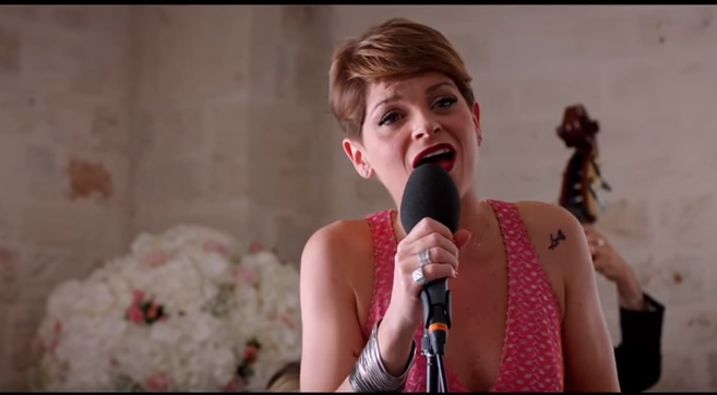 “Io che amo solo te” cantata dal cast del film (Video Esclusiva Blogo)