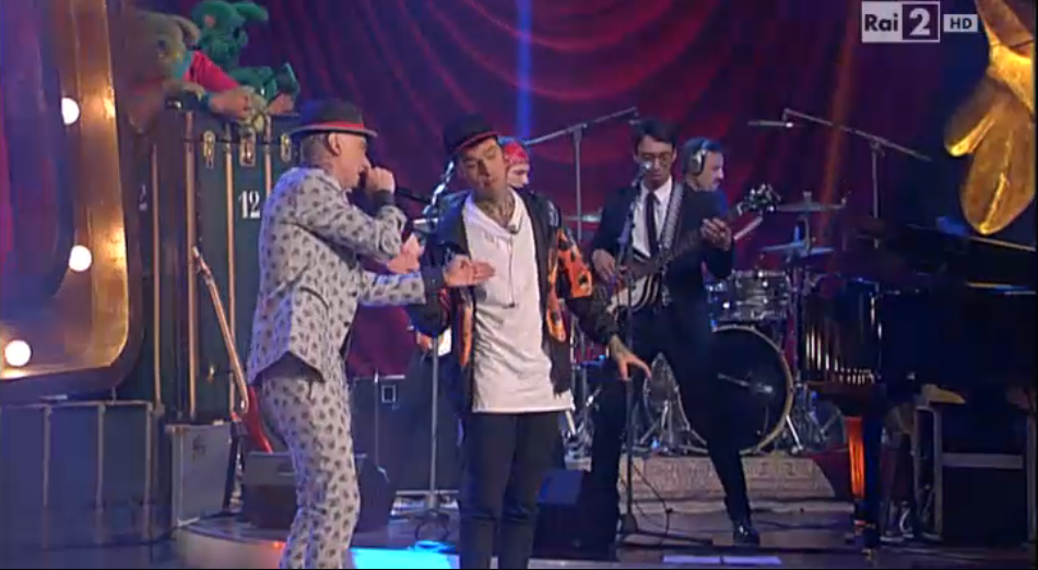 Sorci verdi, Fedez gioca a fare Gaber e l’ascolto crolla. Maria vorrà ancora J-Ax ad Amici?