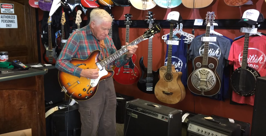Nonnino suona Besame Mucho alla chitarra e l’esibizione diventa virale (Video)