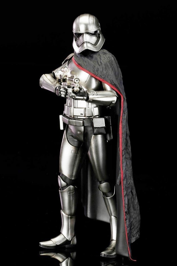 Star Wars 7: foto della nuova statua Kotobukiya del Capitano Phasma