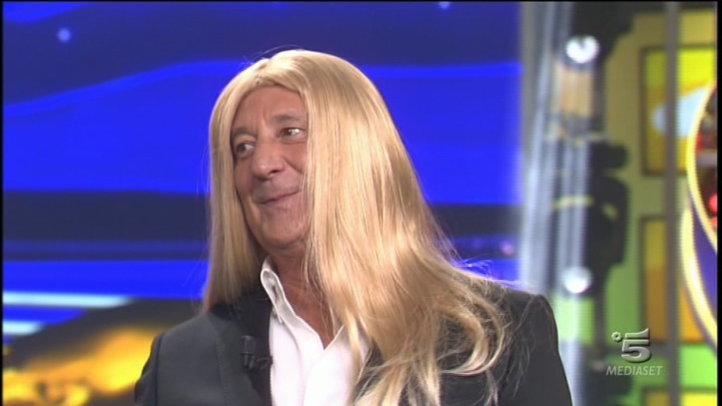 Striscia la notizia, Enzo Iacchetti (con parrucca bionda) ed Ezio Greggio sono ormai il rumore di sottofondo della tv