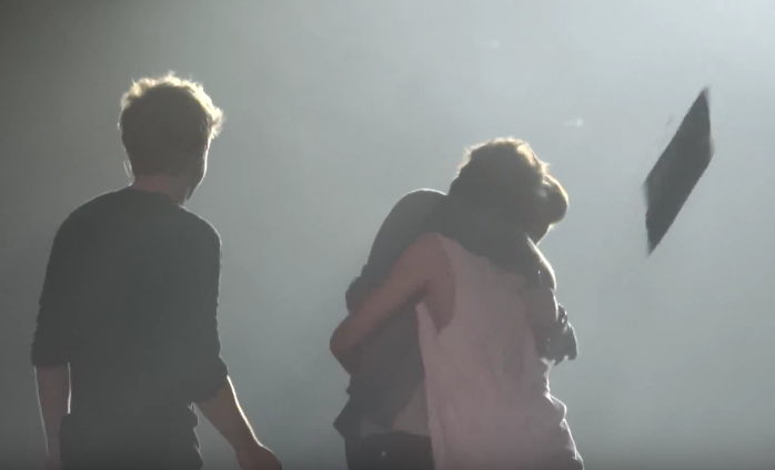 One Direction, abbracci all’ultimo concerto prima della pausa [video]