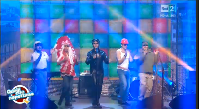 Quelli che il calcio, Max Gazzè canta La vita com’è (con look alla Village People)