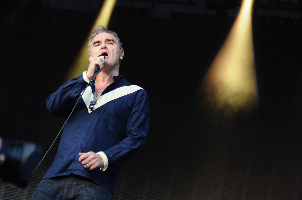 Morrissey contro la casa discografica Universal per una canzone in beneficenza dopo gli attentati di Parigi