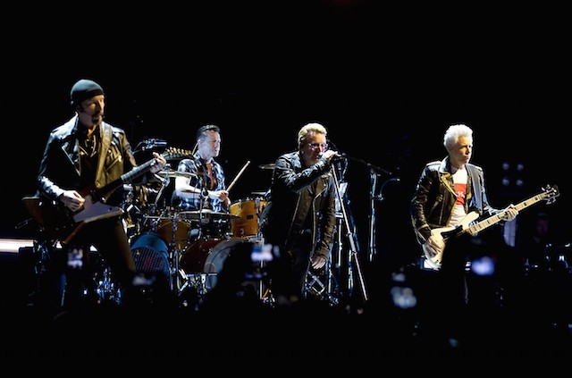 Attentati Parigi, gli U2 annullano il concerto e si presentano al Bataclan