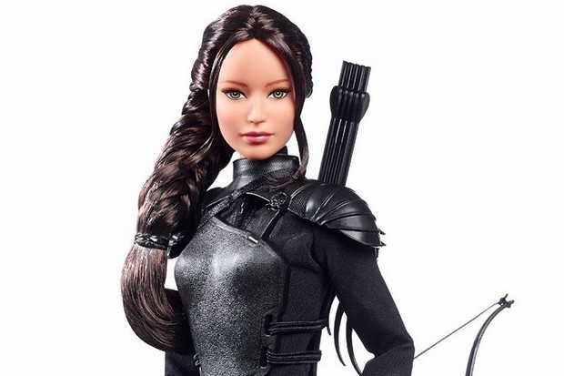 Hunger Games: Il canto della rivolta parte 2 – le action figures di Katniss, Peeta e Gale versione “Barbie”