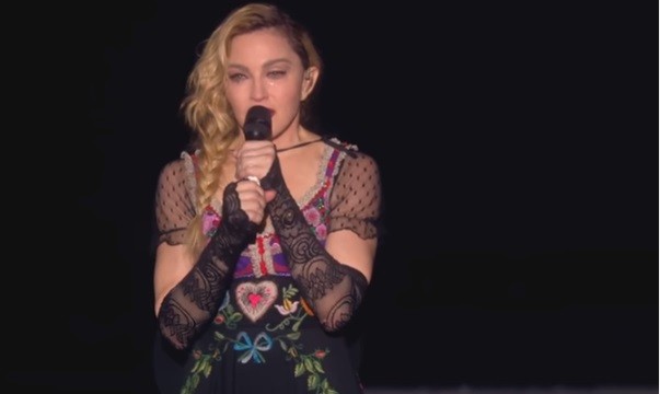 Parigi, Madonna piange e canta per le vittime: “Solo l’amore può cambiare il mondo” (VIDEO)